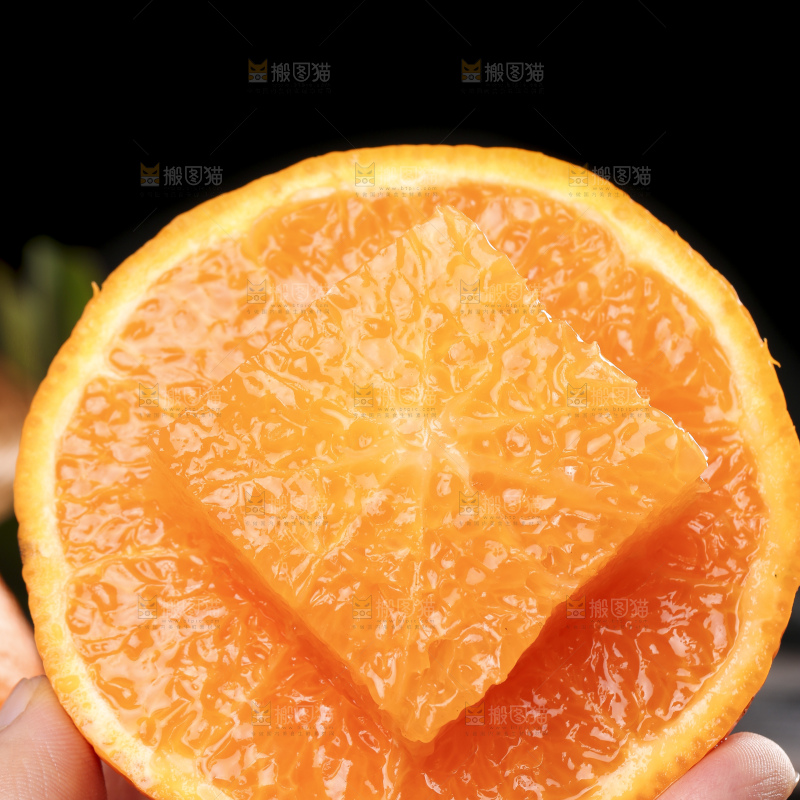 手拿切开的新鲜青见