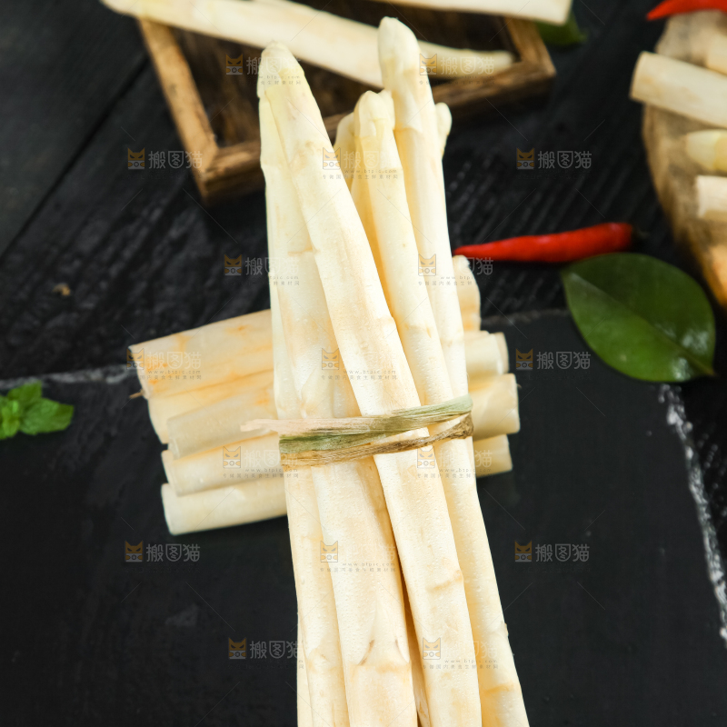 黑石板上放着白芦笋