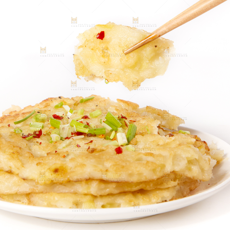 白底上放着一盘土豆饼