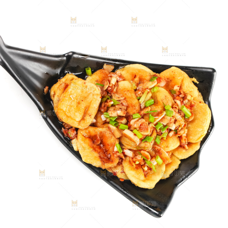 白底上放着一盘麻辣油豆腐