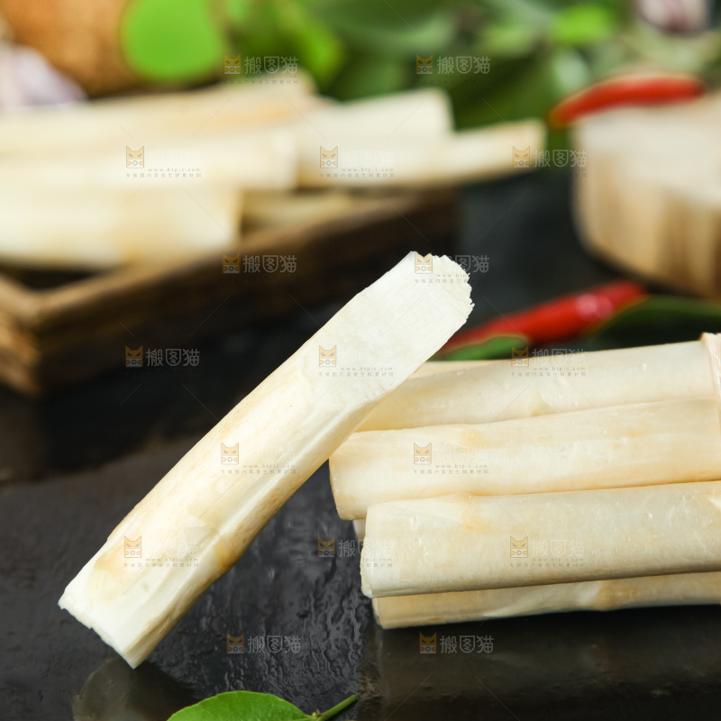 黑石板上放着切开的白芦笋