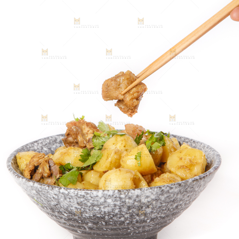 白底上放着一碗土豆烧鸡肉