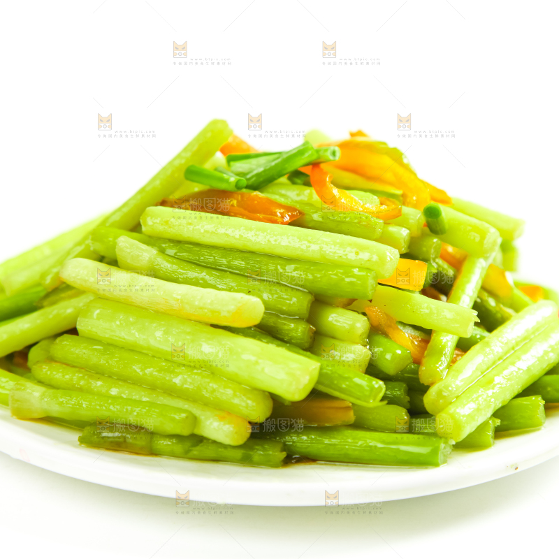 白底上放着一盘清炒蒜苔