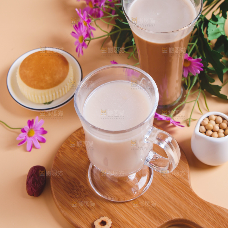 木板上放着一杯奶茶