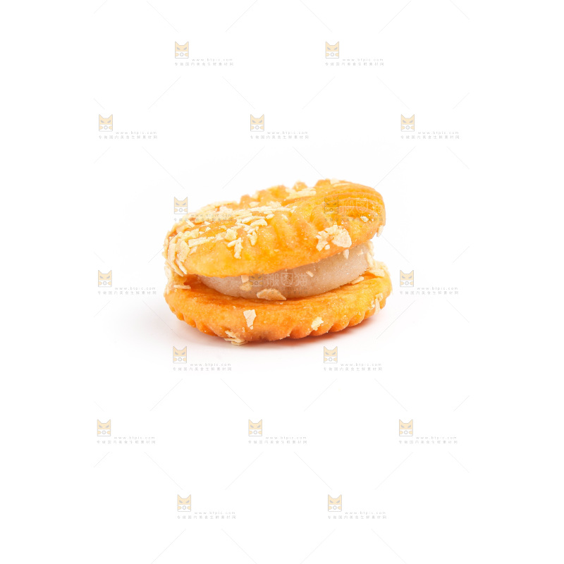 白底上放着饼干