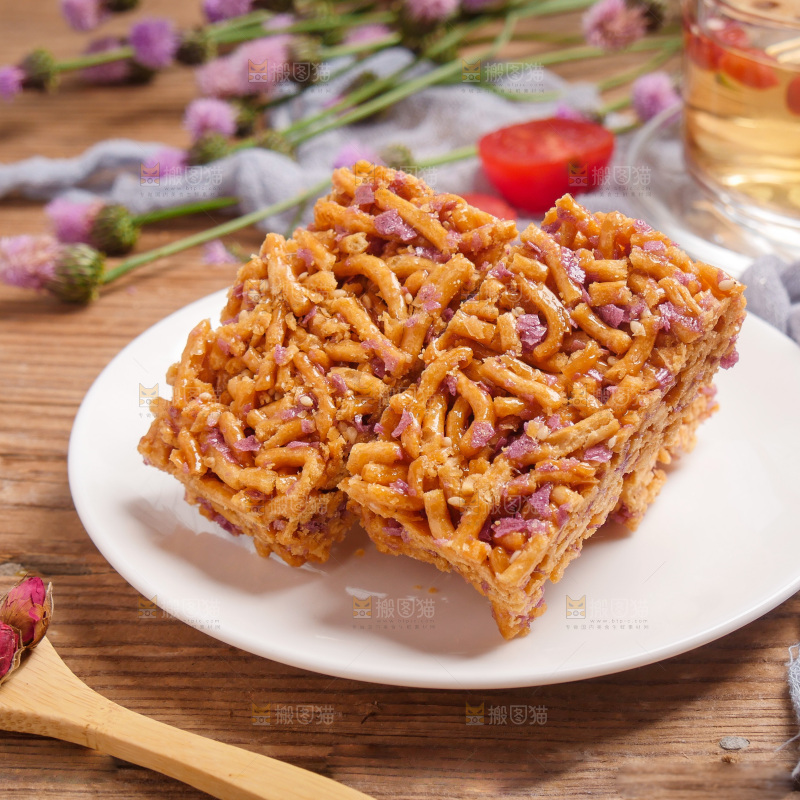 木板上放着一盘沙琪玛