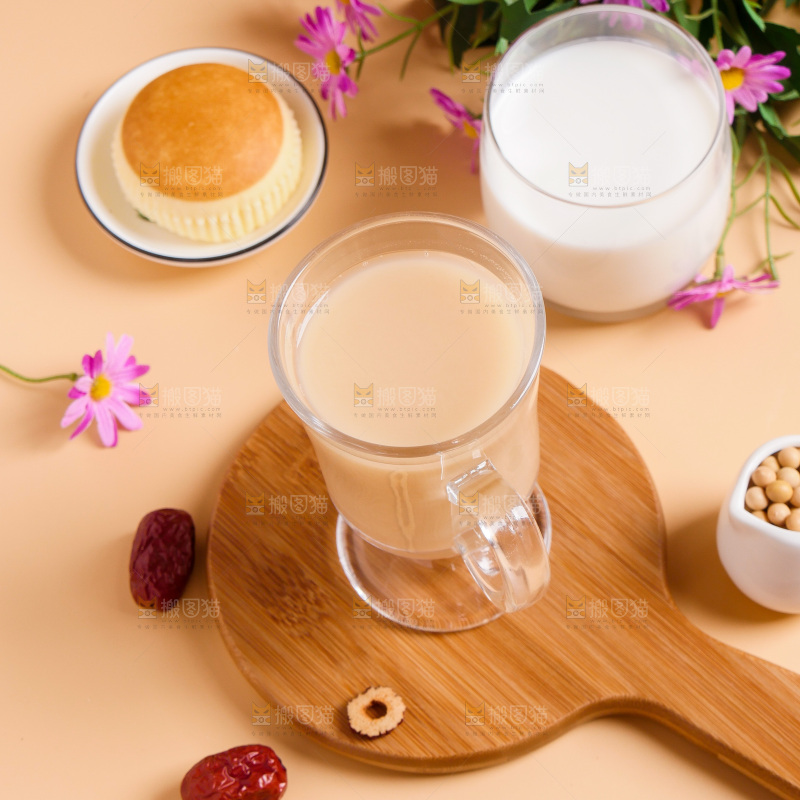 木板上放着一杯奶茶