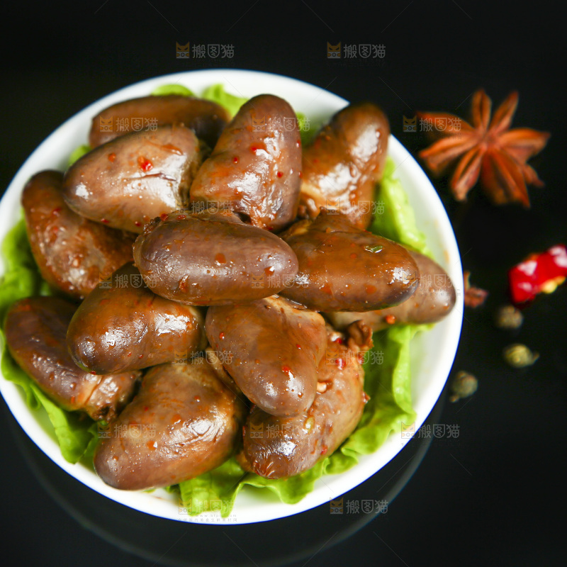 黑底上放着一盘卤鸭心