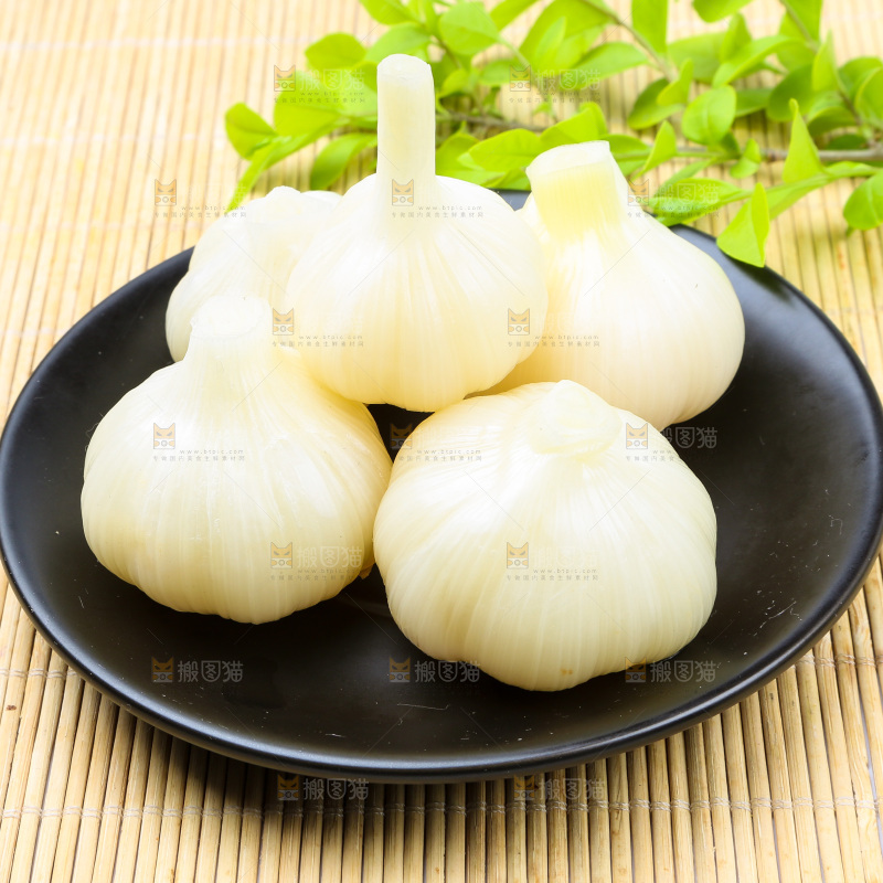 一盘泡蒜放在木底上