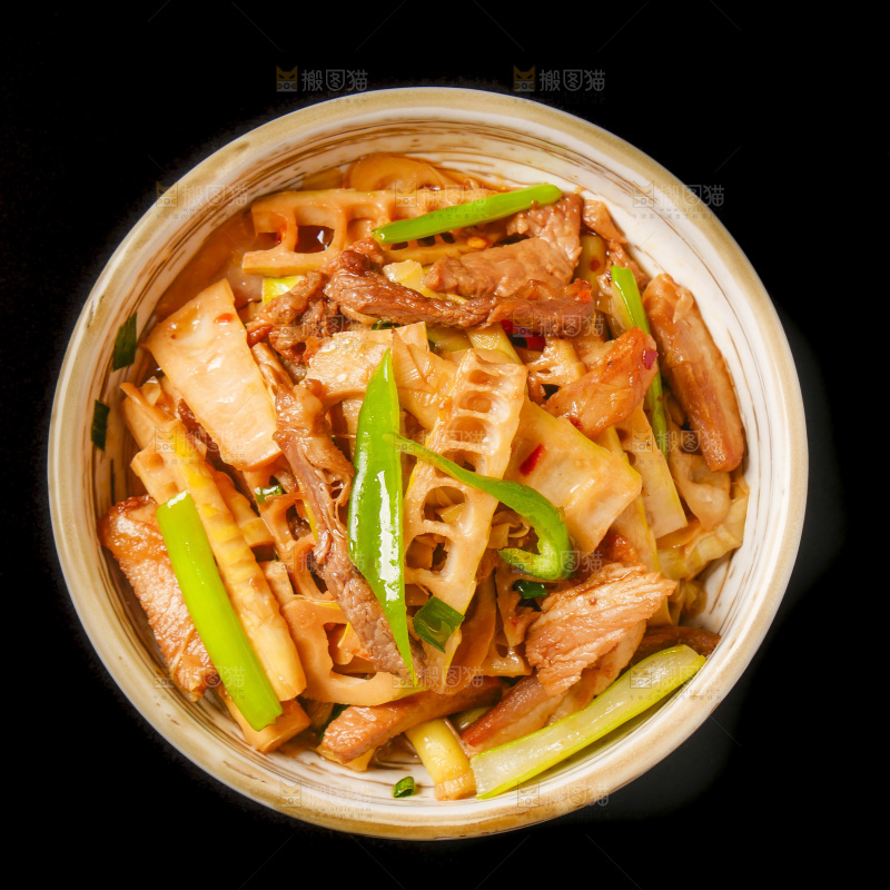 黑底上放着一盘竹笋炒肉