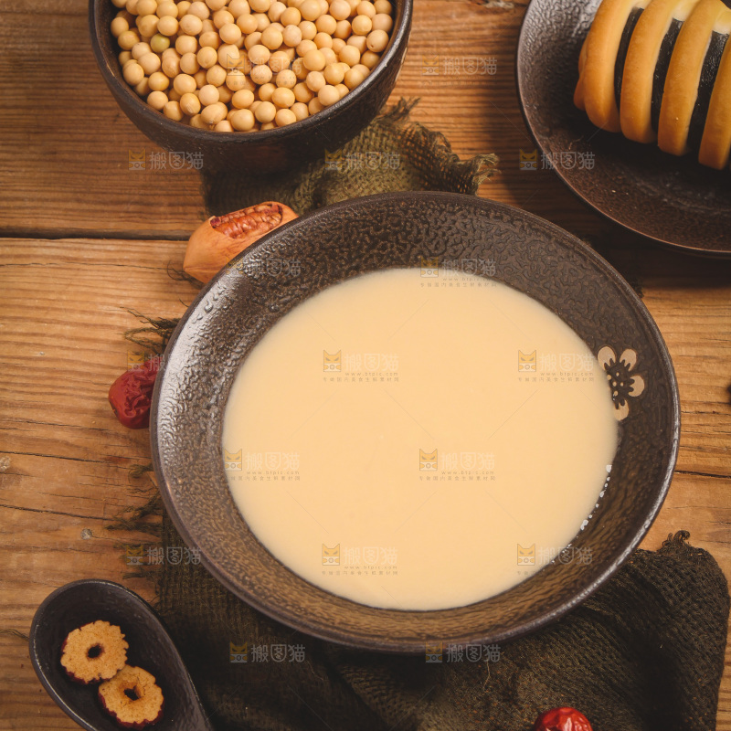 一碗奶茶放在木底上