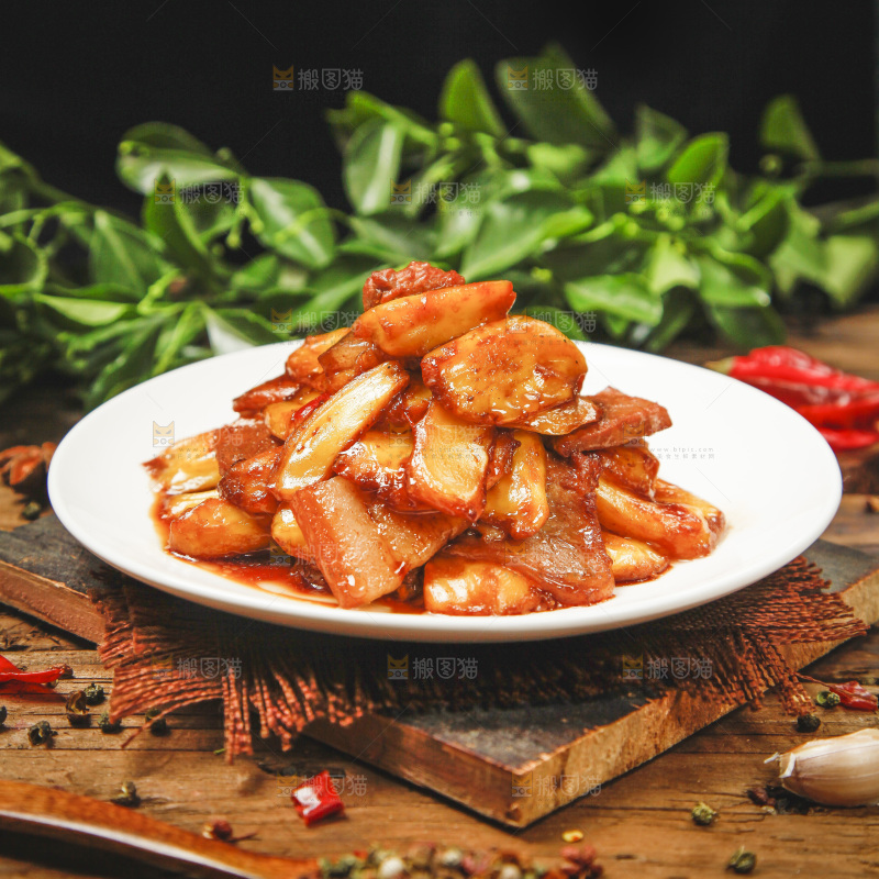 木底上放着一盘小炒肉
