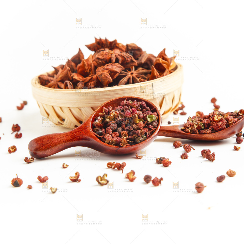 白底上的香料组合