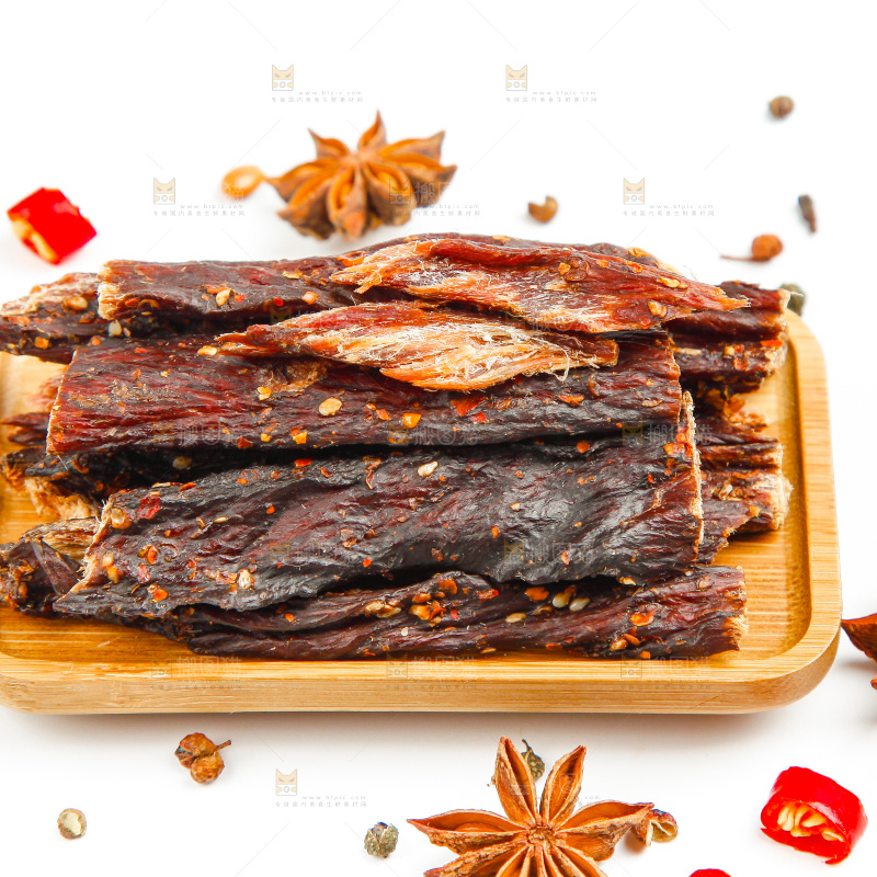 白底上放着一盘内蒙古牛肉干