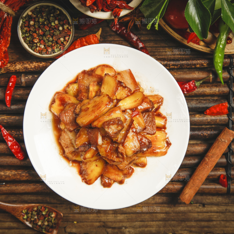 一盘小炒肉放在木底上