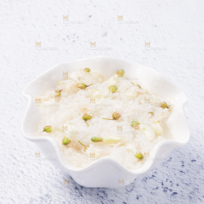 石板上放着一碗槐花粥