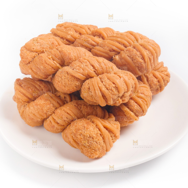 白底上放着一盘香酥麻花