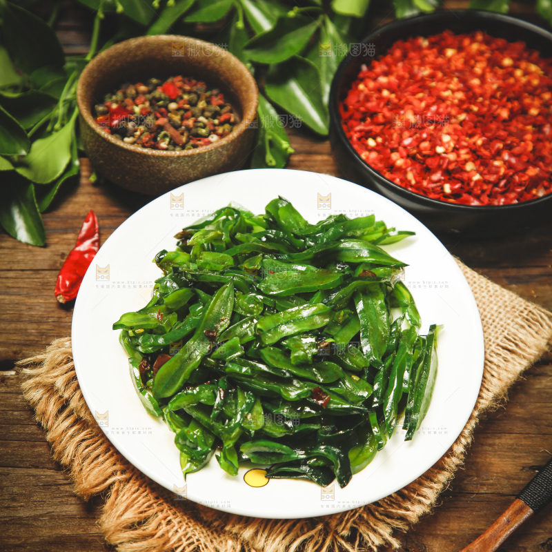 一盘香辣海白菜放在木底上