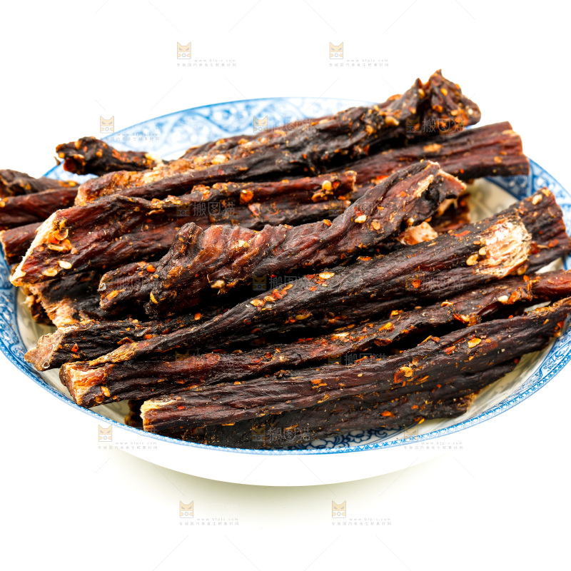 白底上放着一碗牛肉干