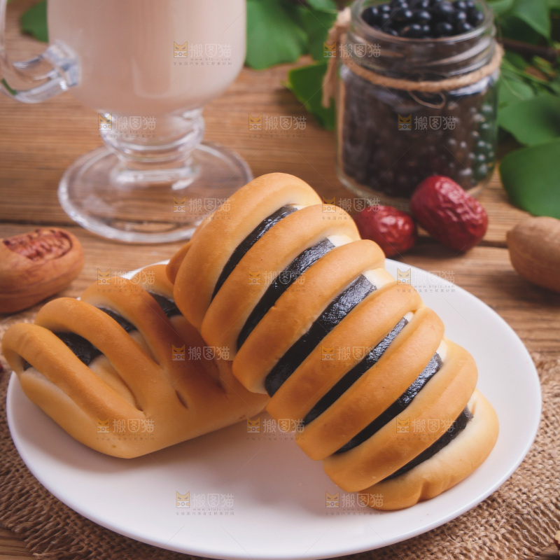 木底上放着一盘海苔面包