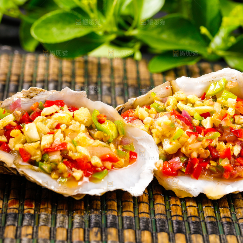 木底上放着香辣生蚝