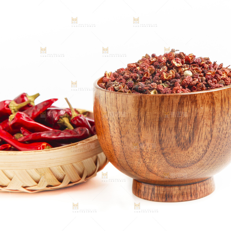 白底上的香料组合