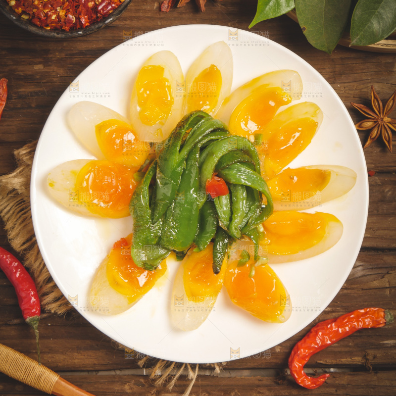 木底上放着一盘糖心变蛋