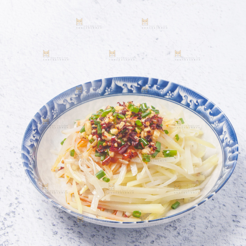 石板上放着一盘凉拌土豆丝