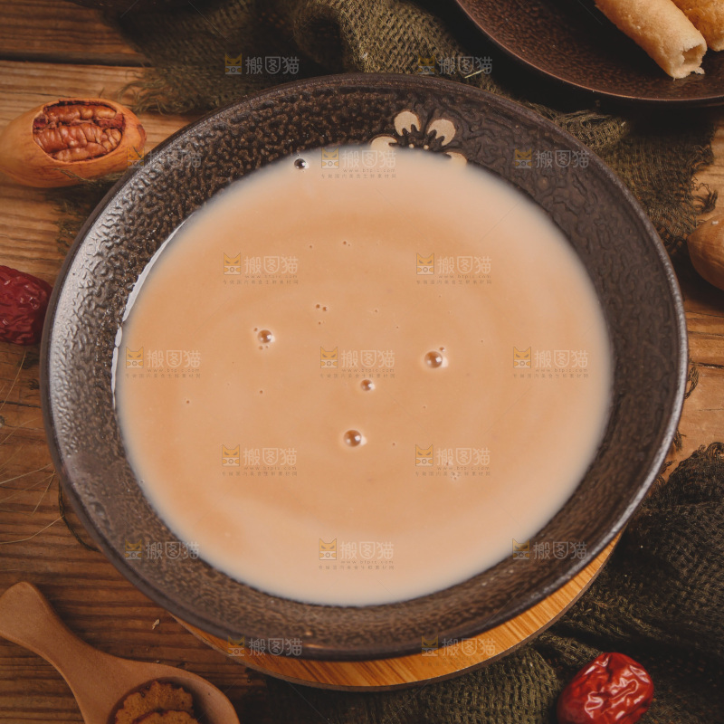 木底上放着一碗奶茶