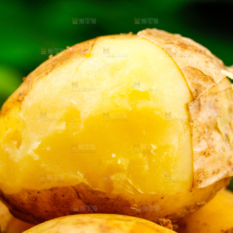 深底上的黄心土豆