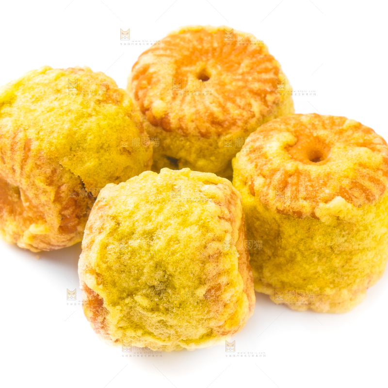 绿豆糕放在白底上