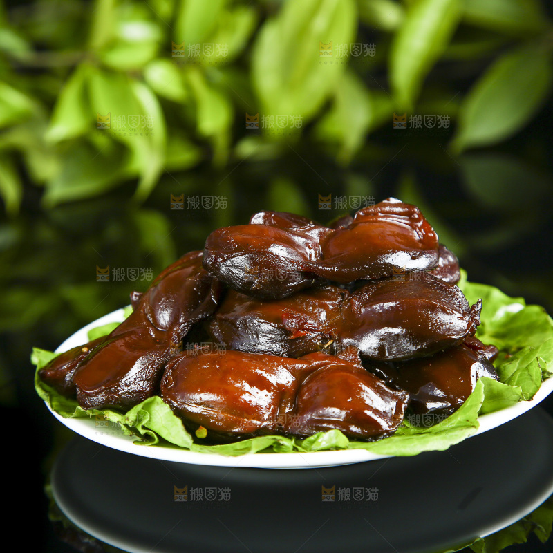 黑底上放着一盘卤鸭胗