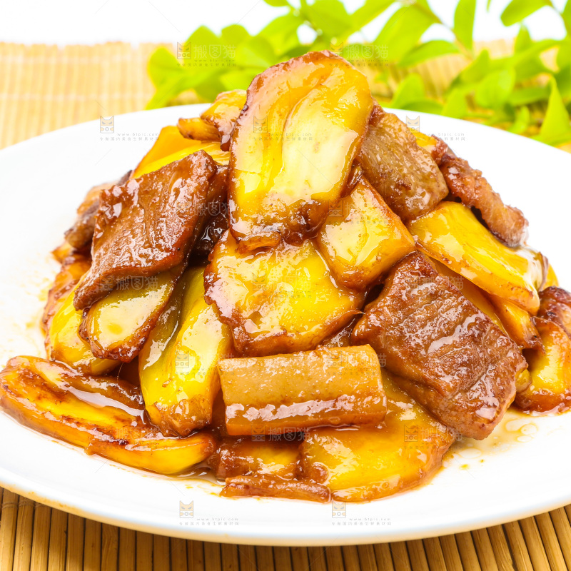 一盘小炒肉放在木底上