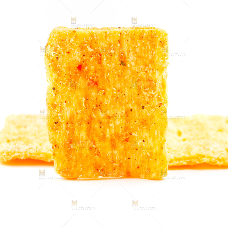 白底上放着麻辣锅巴