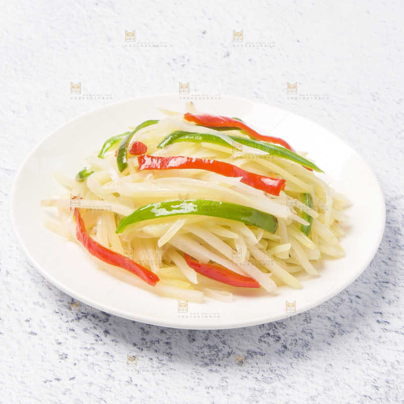 石板上放着一盘清炒土豆丝