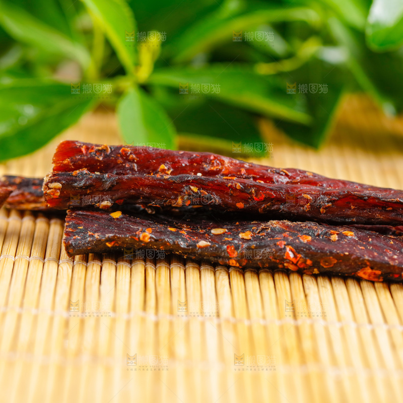 木底上放着内蒙古牛肉干