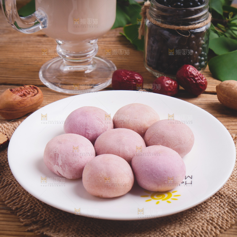 木底上放着一盘紫薯饼