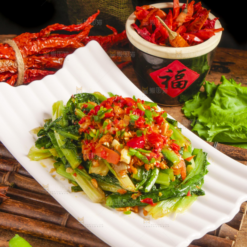 木底上放着一盘香辣生菜