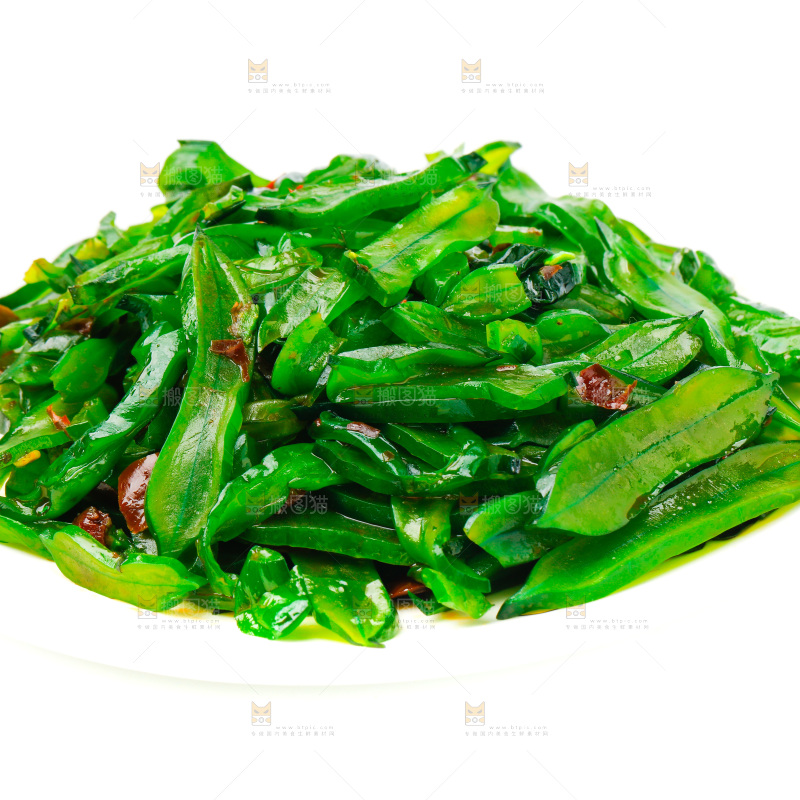一盘香辣海白菜放在白底上