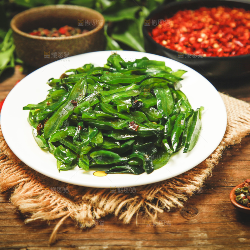 一盘香辣海白菜放在木底上