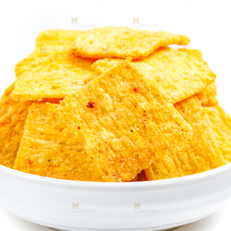 白底上放着麻辣锅巴