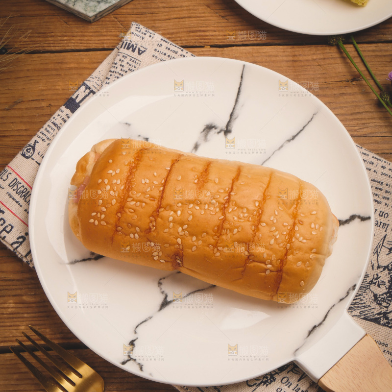 木底上放着一盘面包