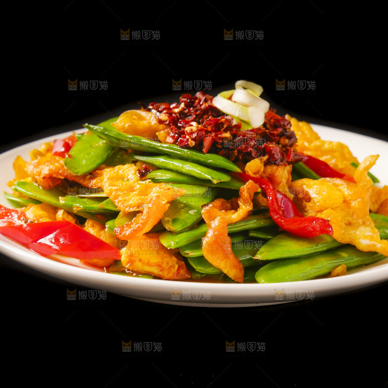 黑底上放着一盘豌豆炒鸡蛋