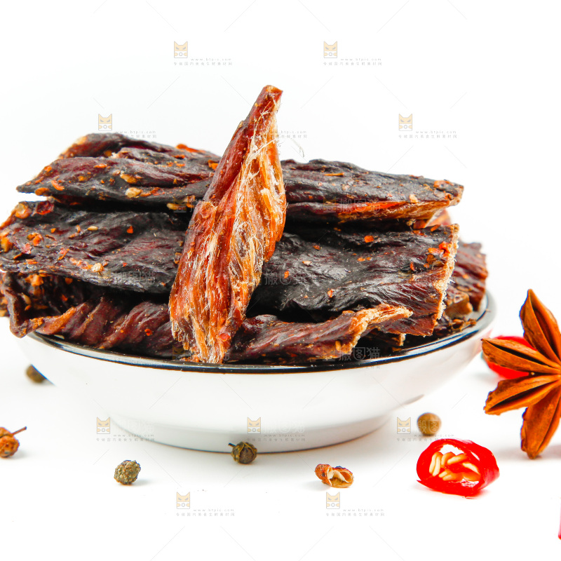 白底上放着一盘内蒙古牛肉干