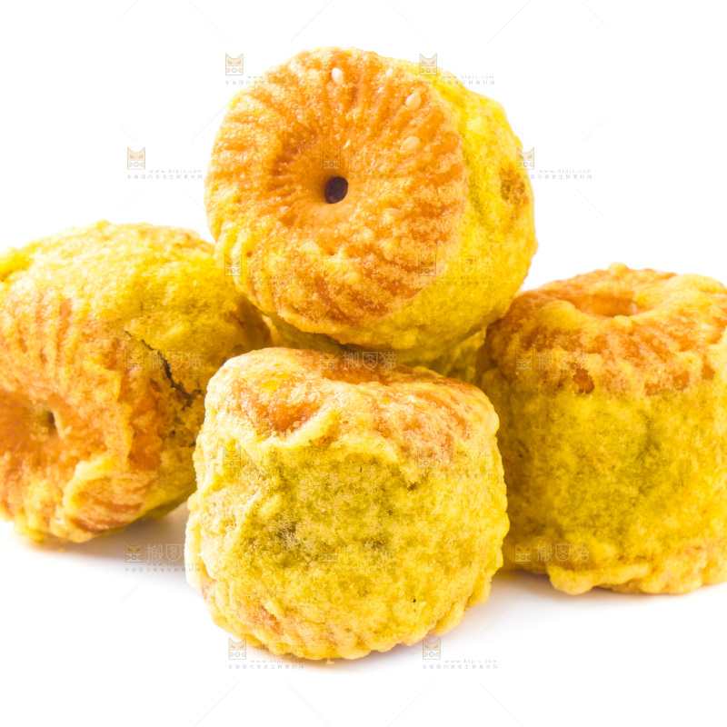绿豆糕放在白底上