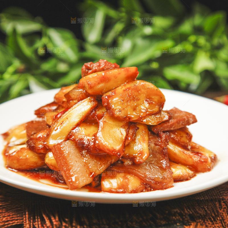 木底上放着一盘小炒肉
