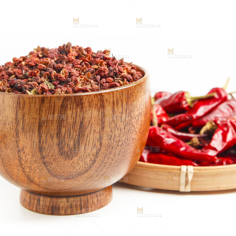 白底上的香料组合