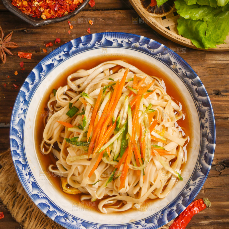 木底上放着一盘凉面