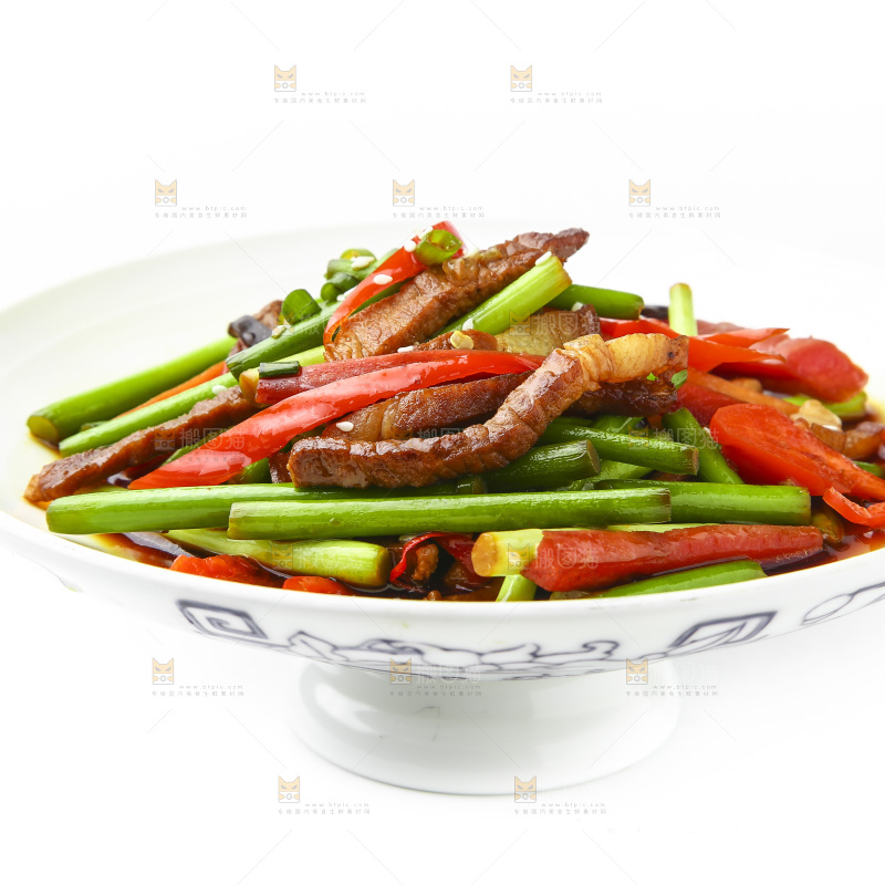 白底上放着一盘蒜苔炒肉