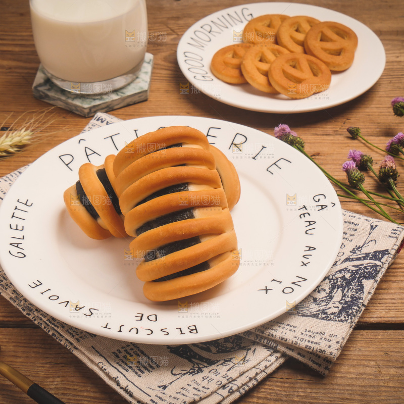 木底上放着一盘海苔面包